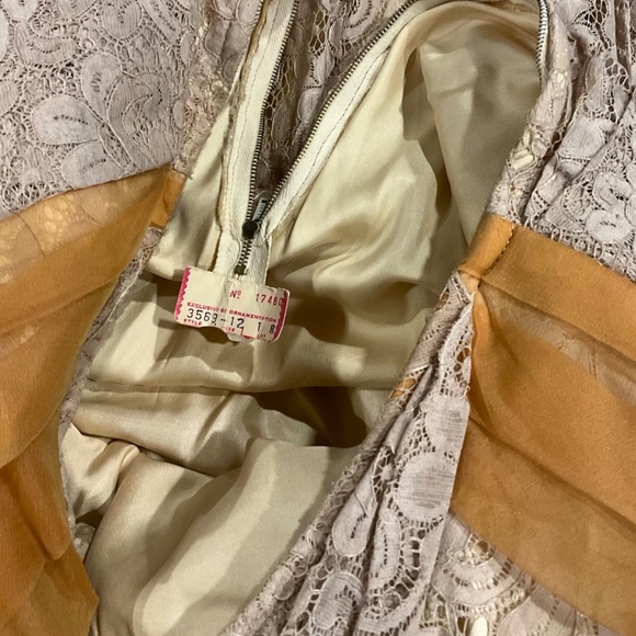 Vintage 50/60’s Champagne Lace Wiggle Dress, Cap Sleeves, Mid-Cent - Picture 4 of 5